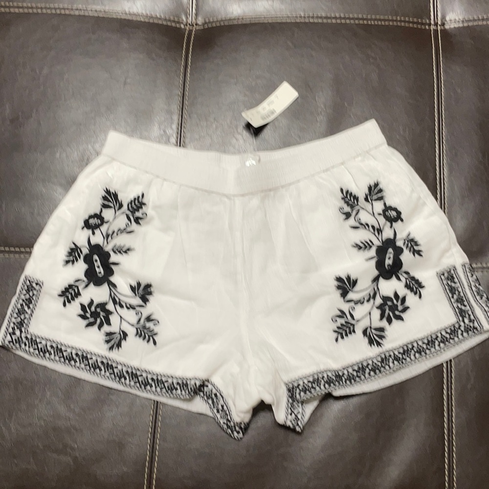 White and black floral embroidered gauze shorts - Picture 6 of 15